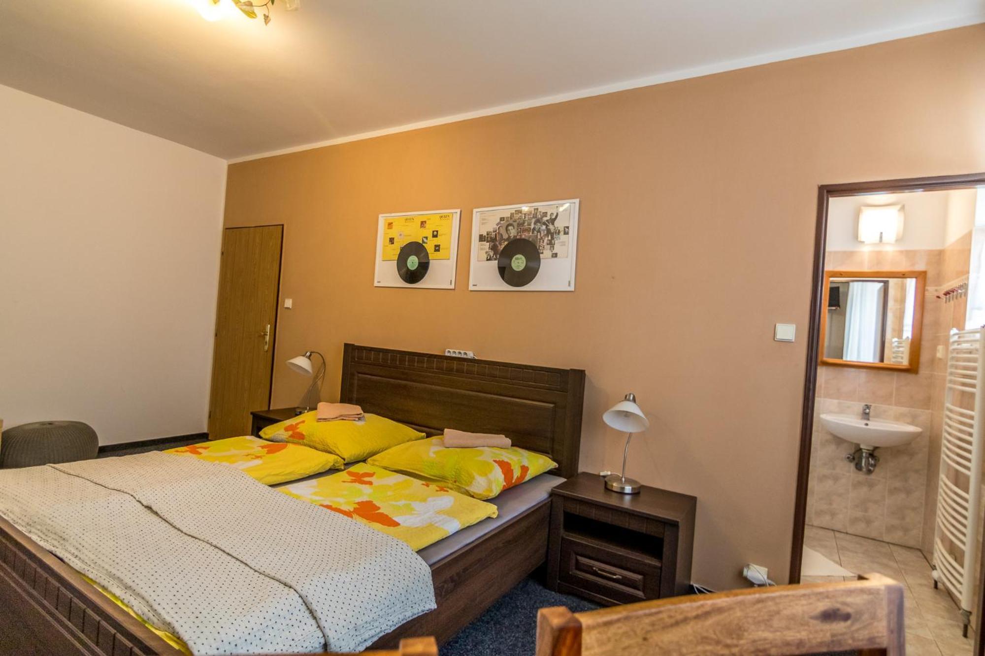Penzion A Restaurace U Vladare Toužim الغرفة الصورة
